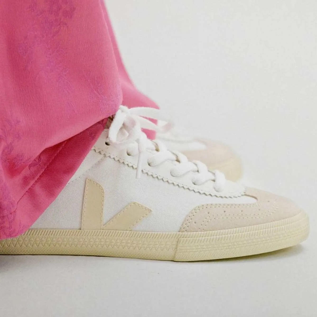Veja Volley Canvas White Pierre M